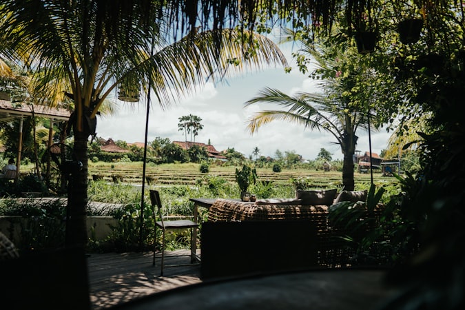 Pemandangan alam hijau tropis Indonesia, suasana ideal untuk wellness tourism Indonesia