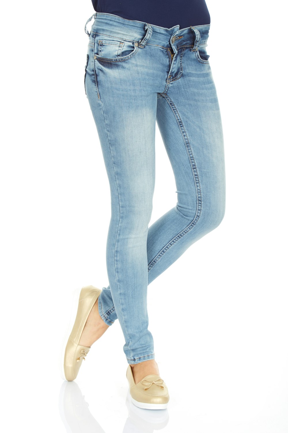 donna in jeans blu denim e scarpe da ginnastica bianche