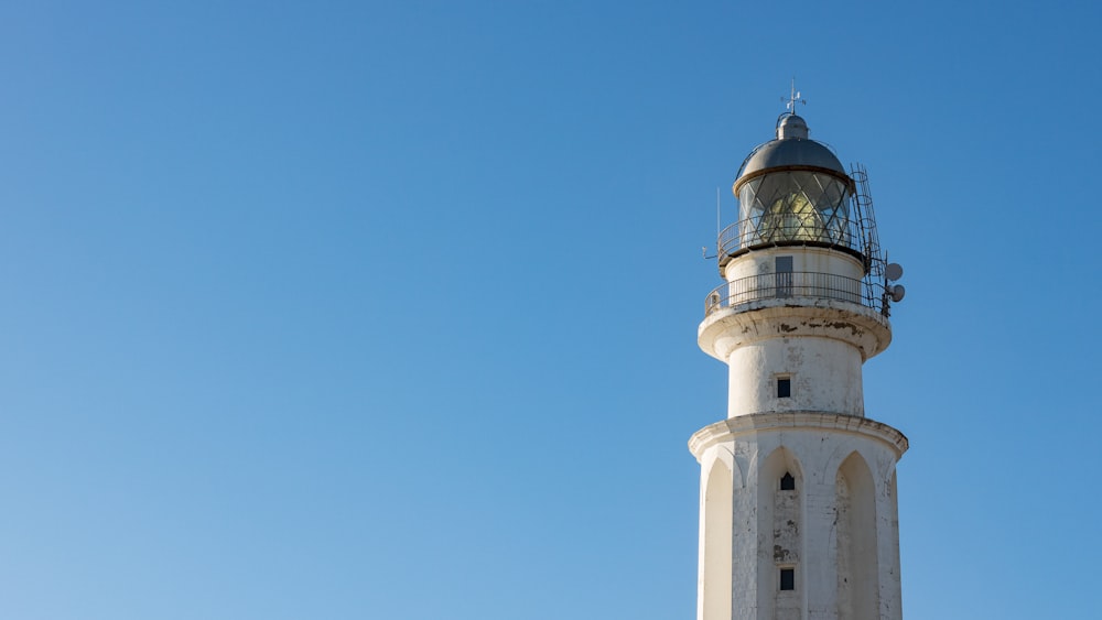 weißer und brauner Betonturm tagsüber unter blauem Himmel