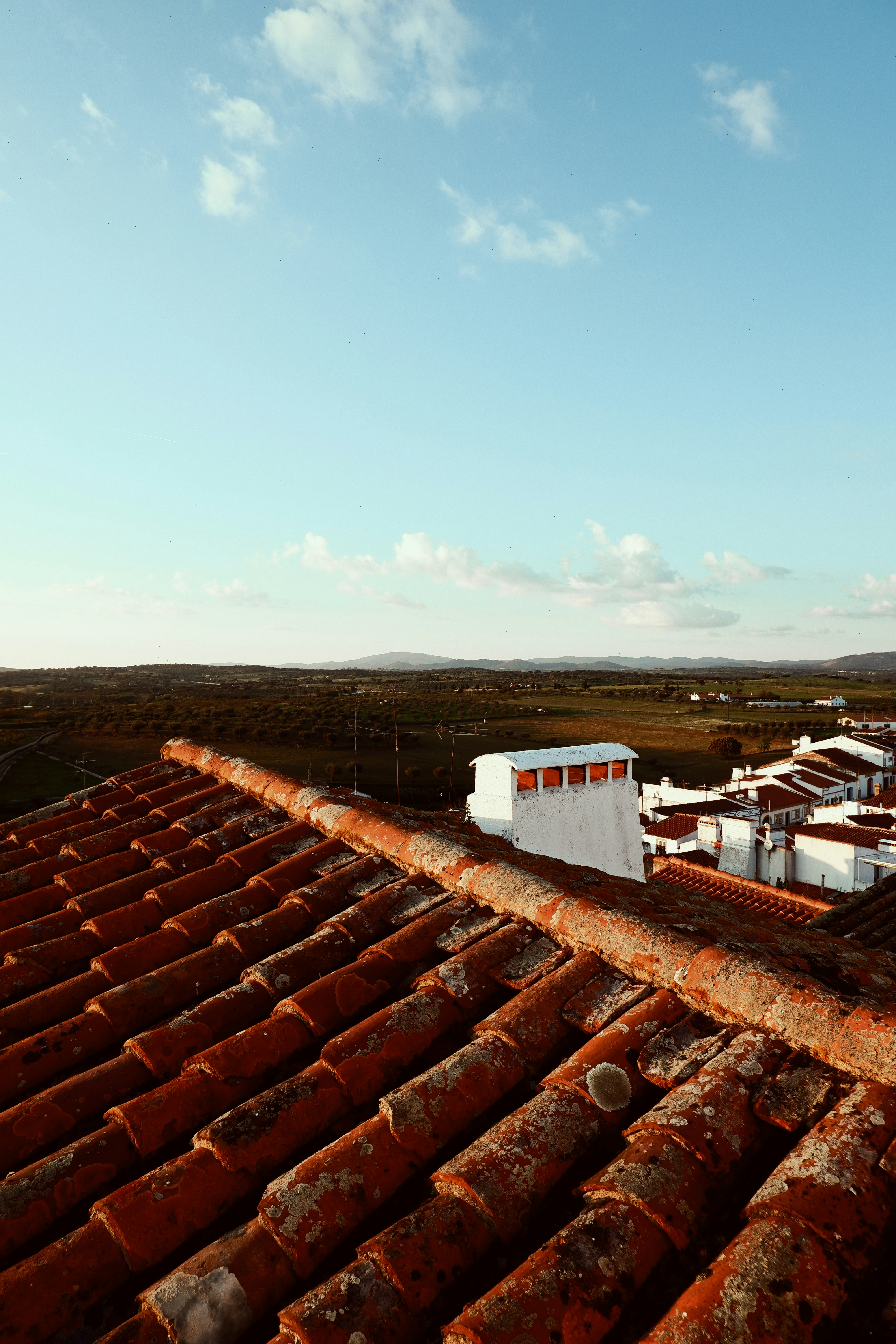 Casa blanca y marrón en campo marrón durante el día