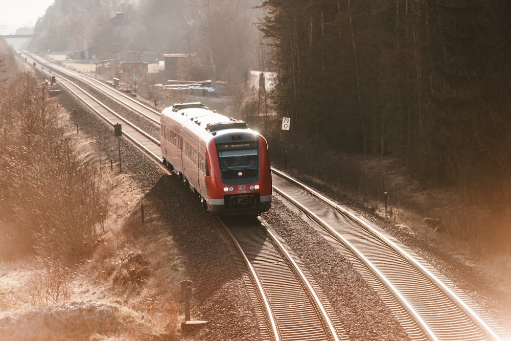 rot-weißer Zug tagsüber auf der Bahnstrecke