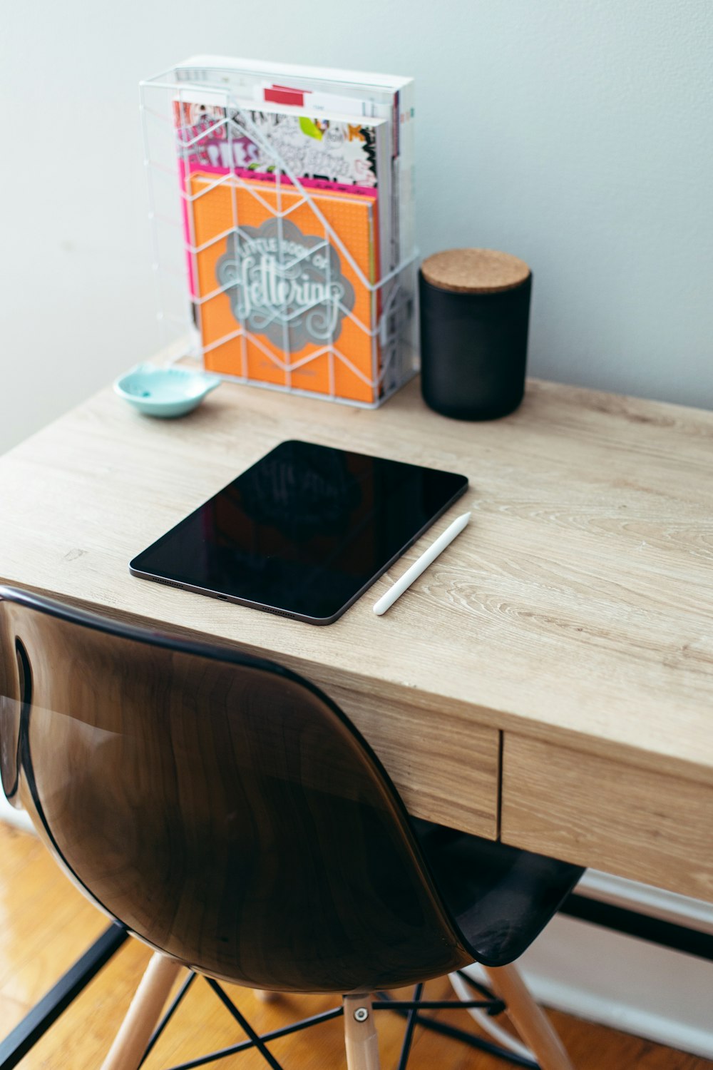Schwarzes iPad auf braunem Holztisch