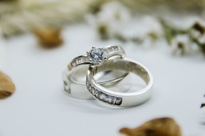 מה הקטע של הטבעת הבטחה שבדרך כלל נותנים בארצות הברית? זה הבטחה של מה?