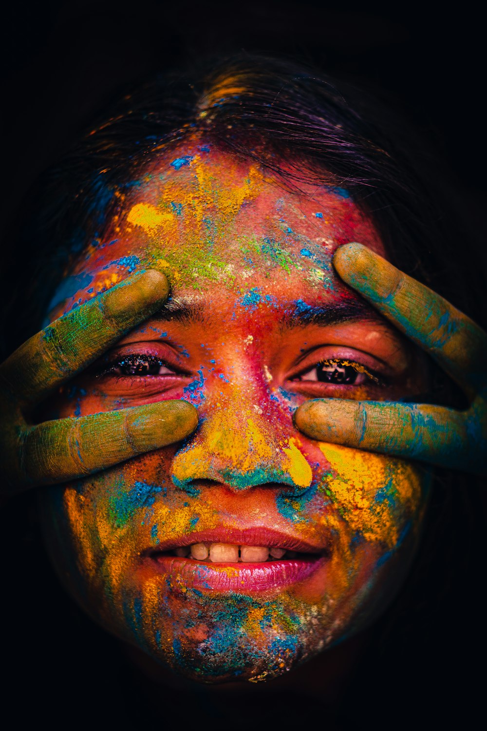 femme avec de la peinture bleue et verte sur le visage