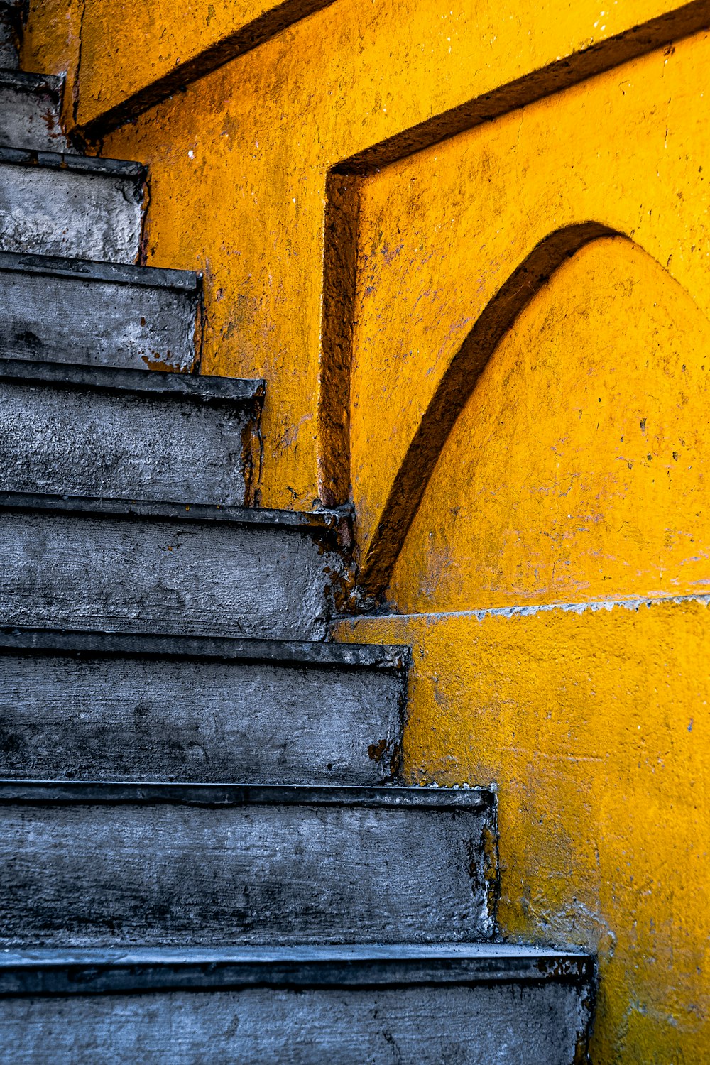 Escalier en béton bleu et jaune