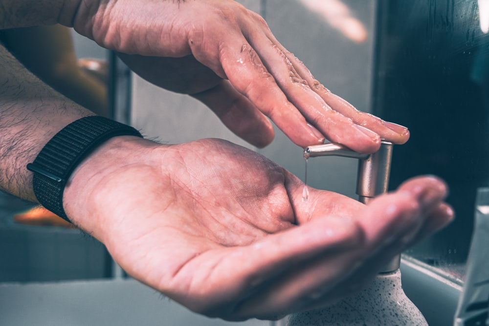 persona que lleva anillo de plata