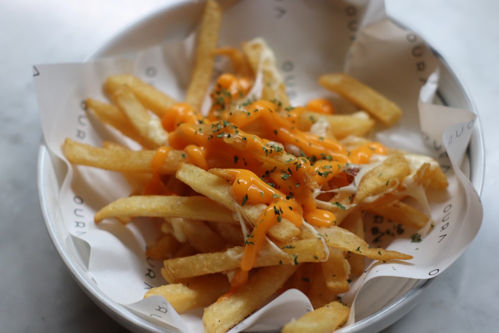 batatas fritas na placa cerâmica branca