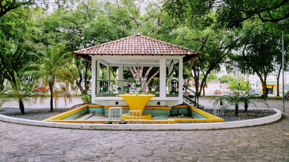 casa de madeira marrom e branca perto de árvores verdes durante o dia