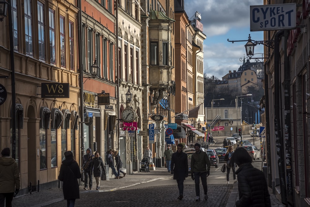 personnes marchant dans la rue pendant la journée