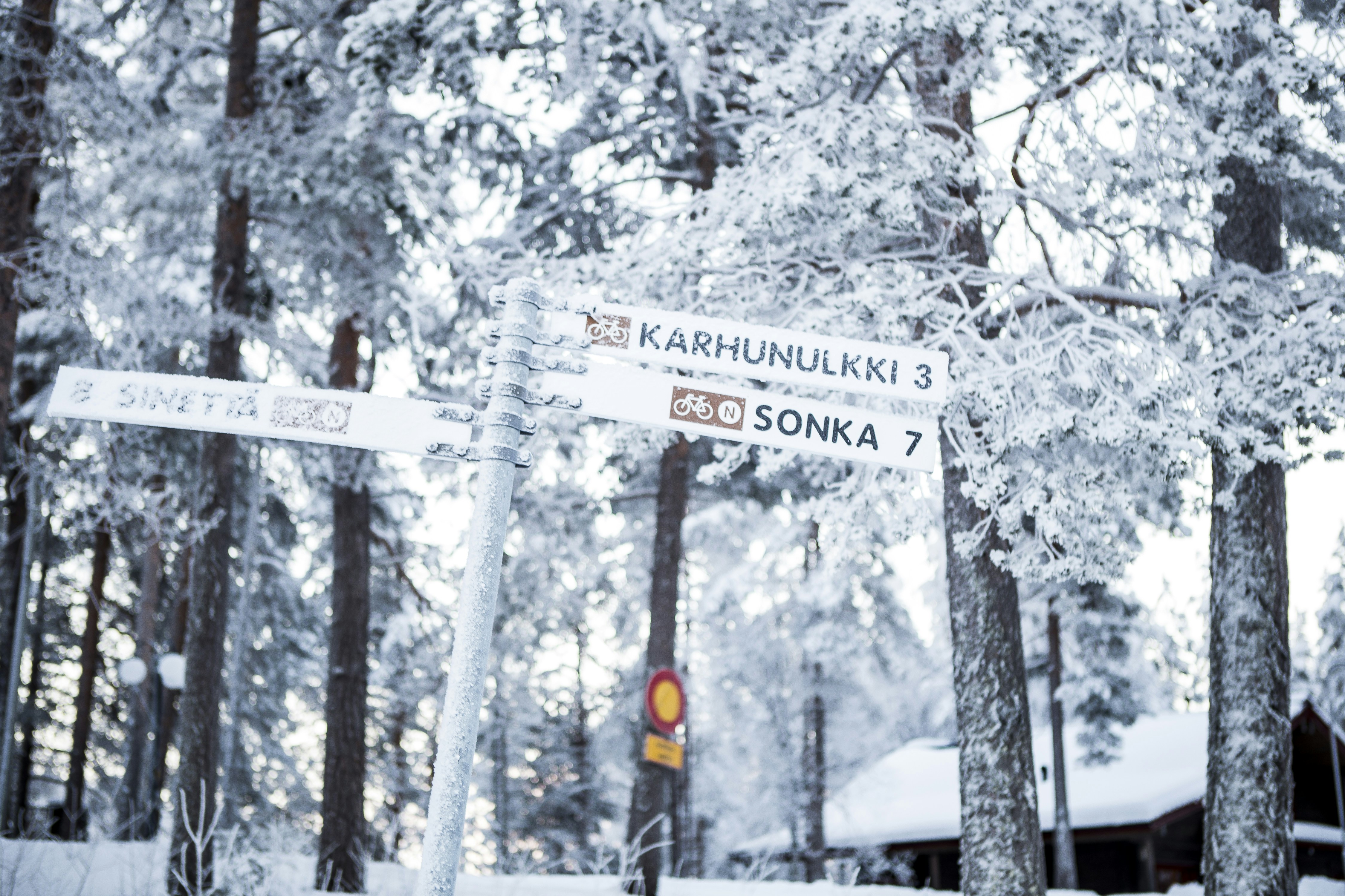 Penanda garis Arctic Circle di Rovaniemi.