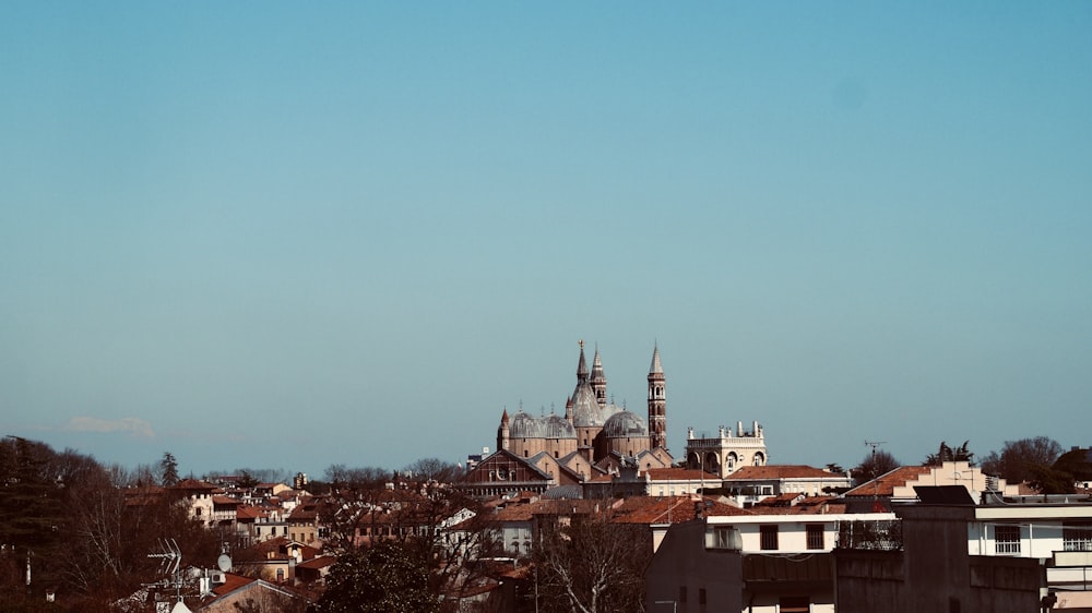 edifício de concreto marrom e branco sob o céu azul durante o dia