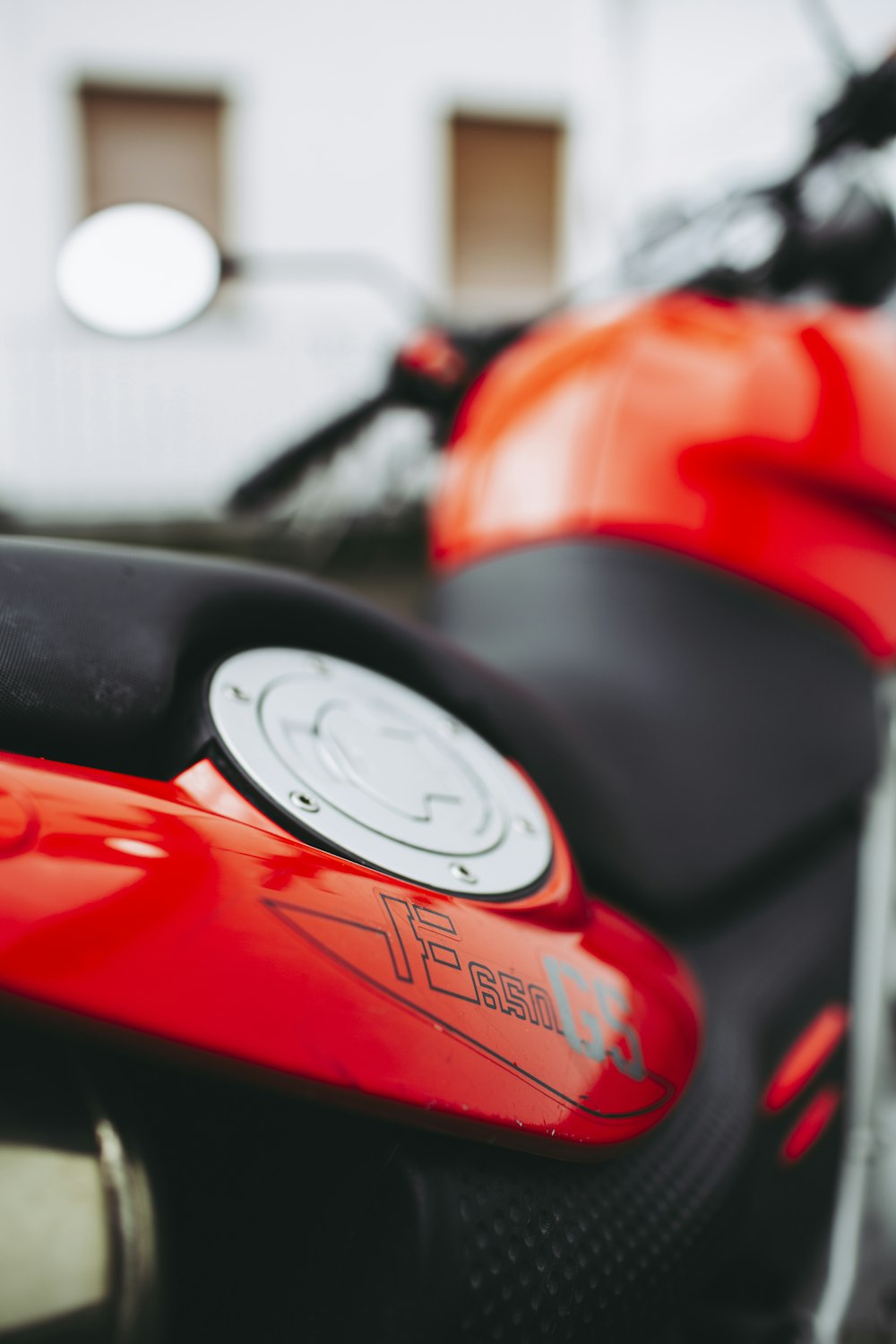 Moto rouge et noire en photographie rapprochée