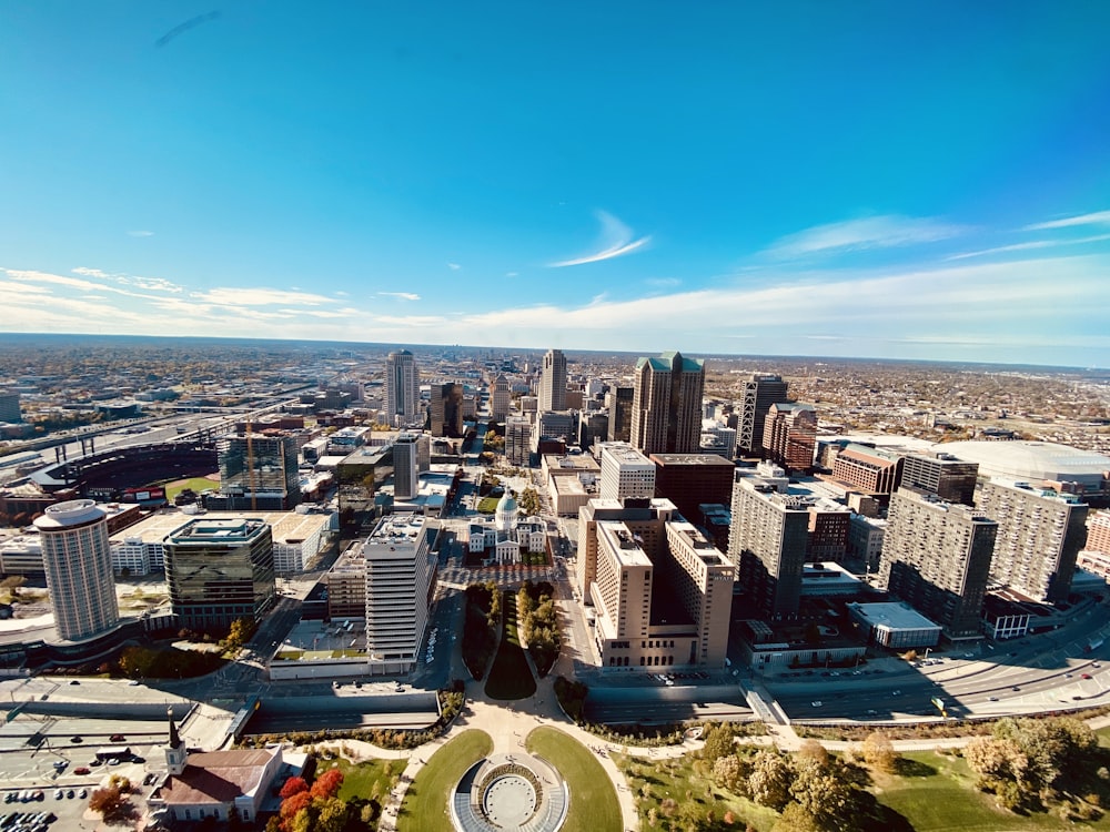 Vue aérienne des bâtiments de la ville pendant la journée