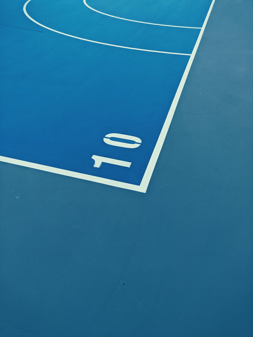 Blau-weißer Nike Court