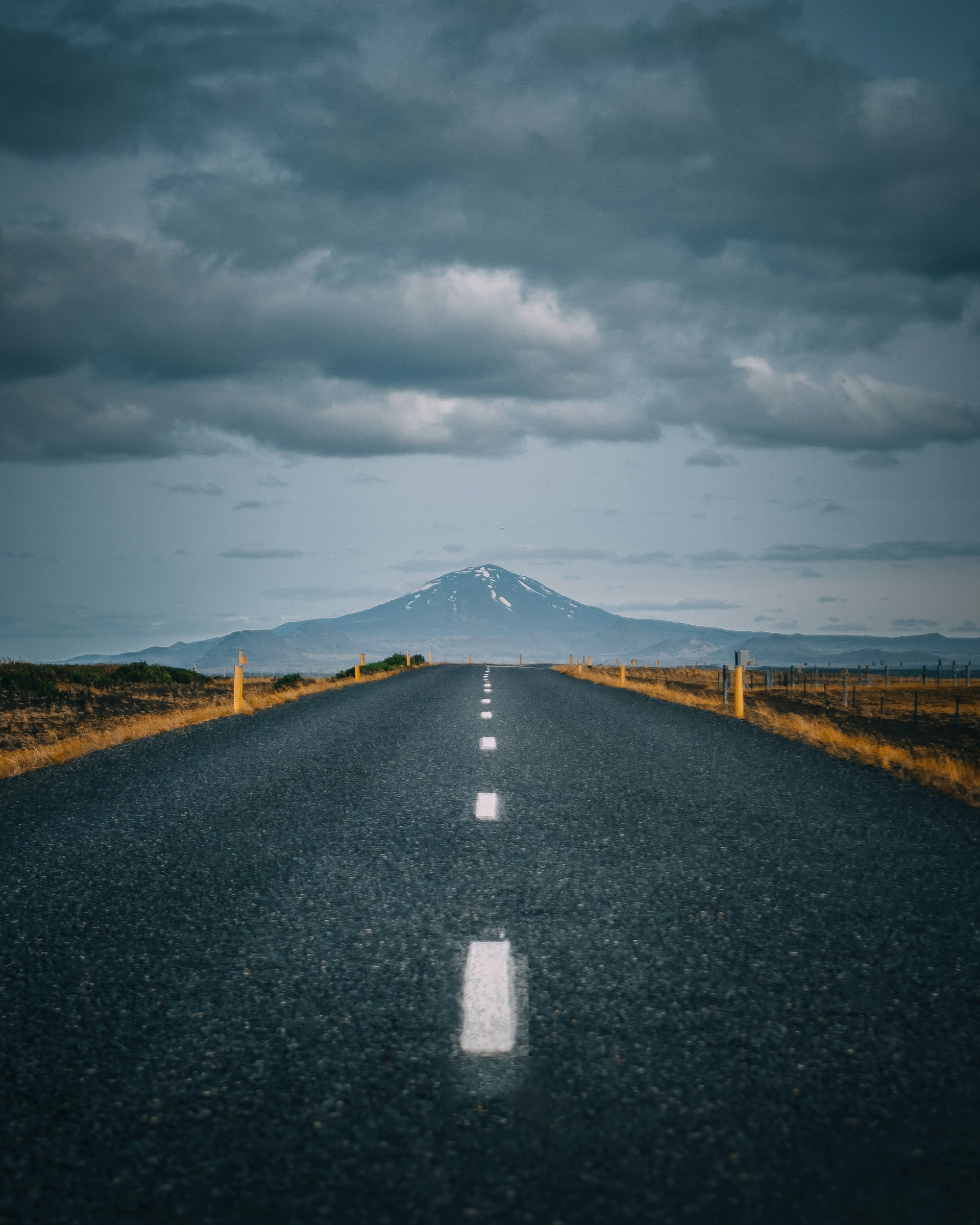 gray asphalt road under gray cloudy sky