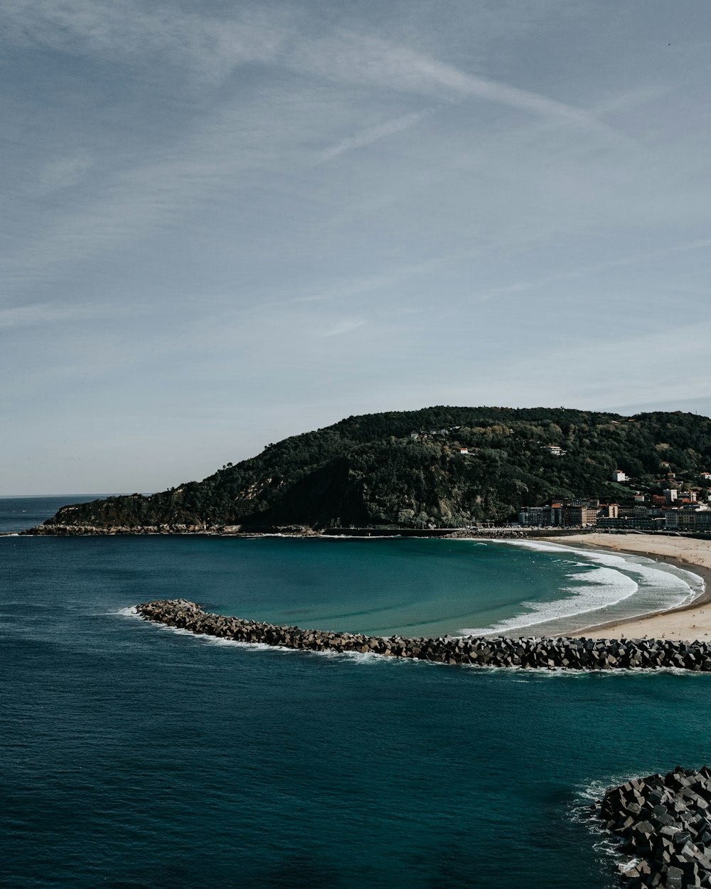 Isola verde sul mare blu sotto il cielo blu durante il giorno