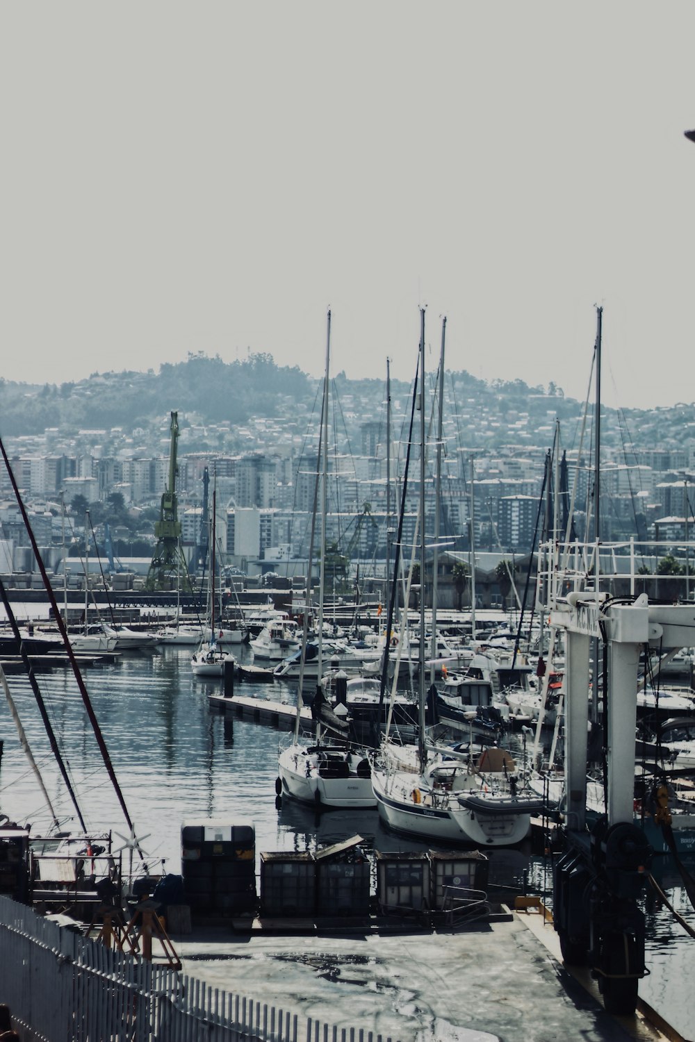 Bateau blanc et noir sur le quai pendant la journée