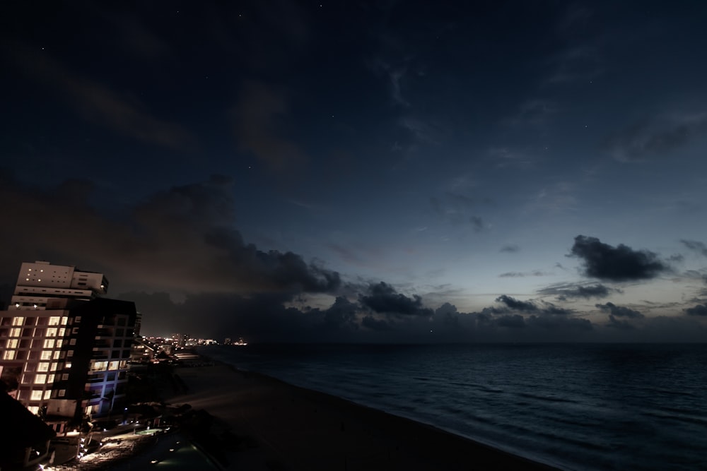 昼間の海辺の街に浮かぶ白い雲