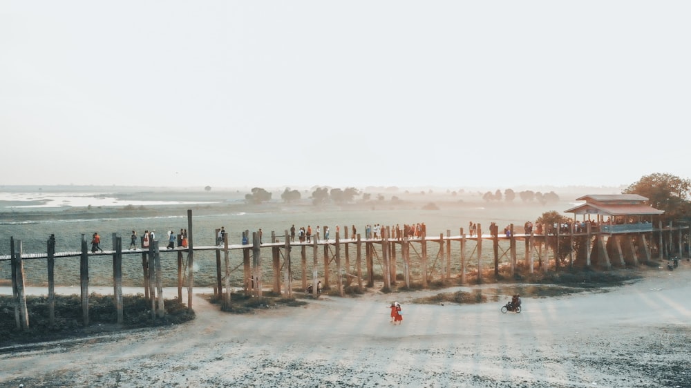 valla de madera marrón en la playa durante el día