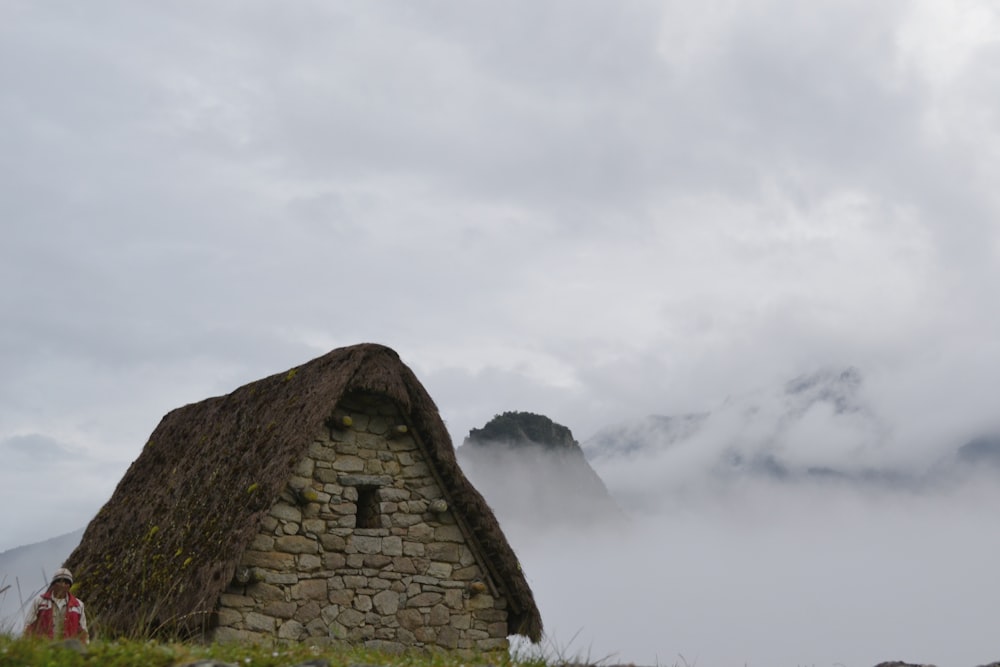 casa de tijolo marrom no topo da montanha