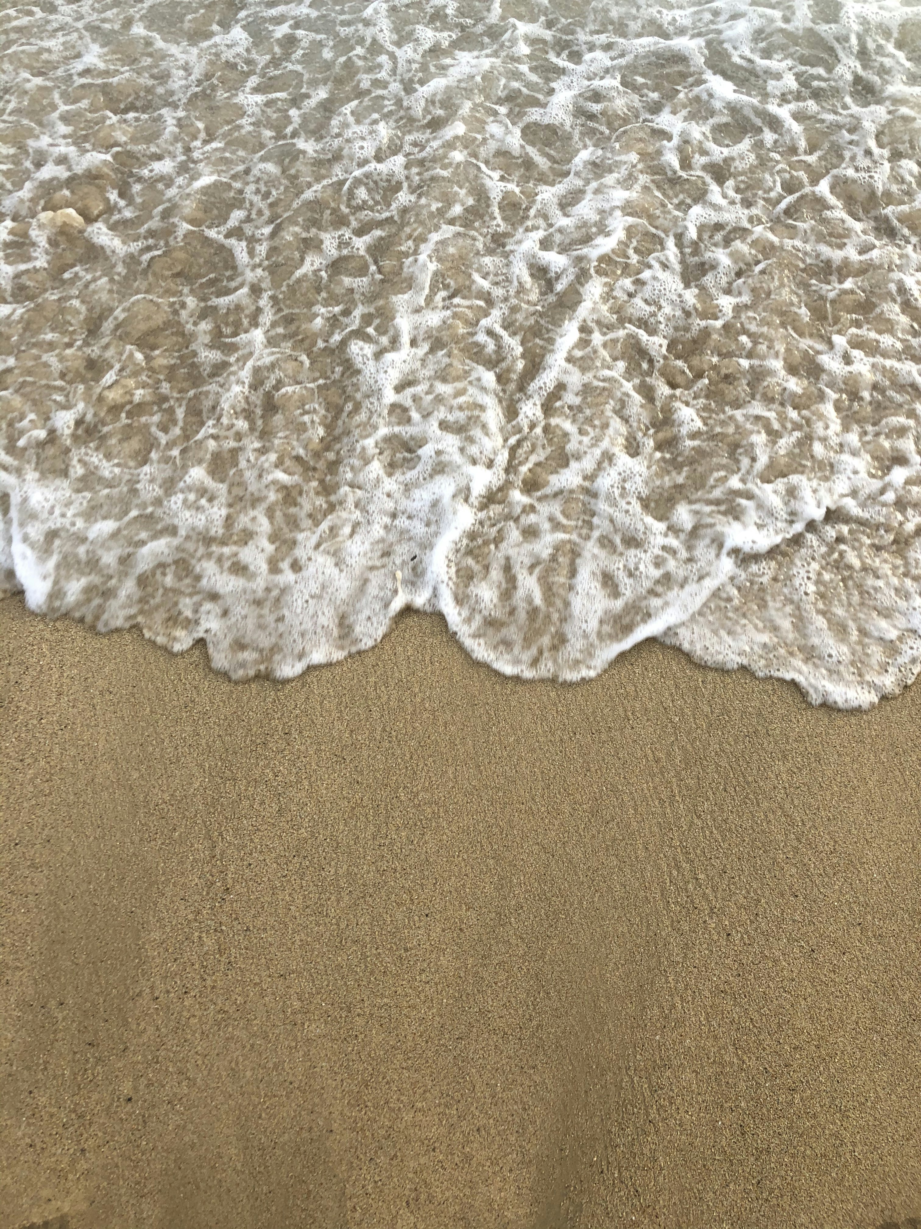 weißes Textil auf braunem Textil