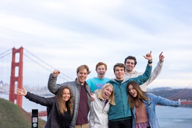 photography poses for big groups,how to photograph san fran day trip with friends; group of people posing for photo