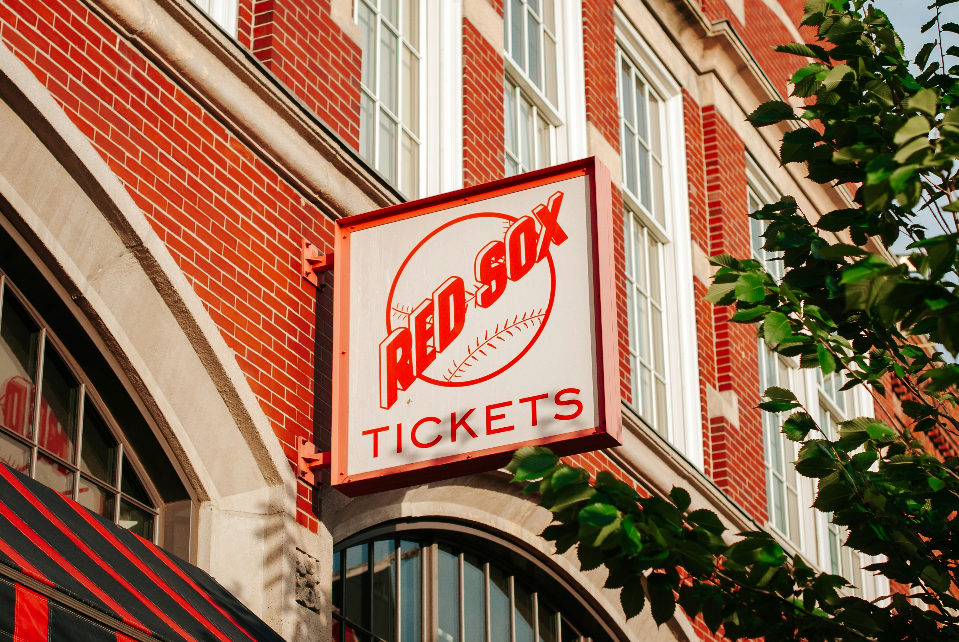 red and white coca cola signage
