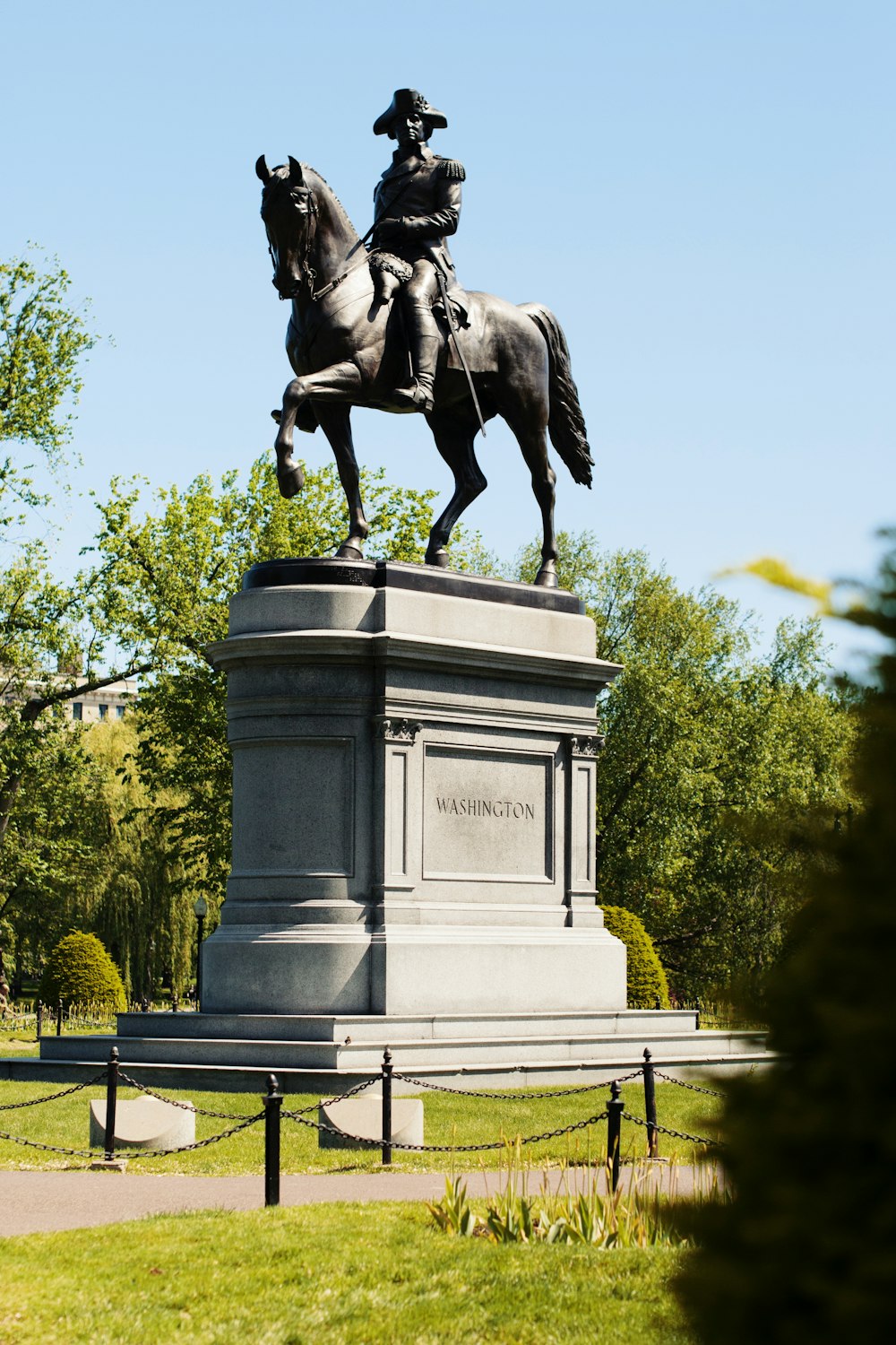 Mann reitet Pferd Statue während des Tages