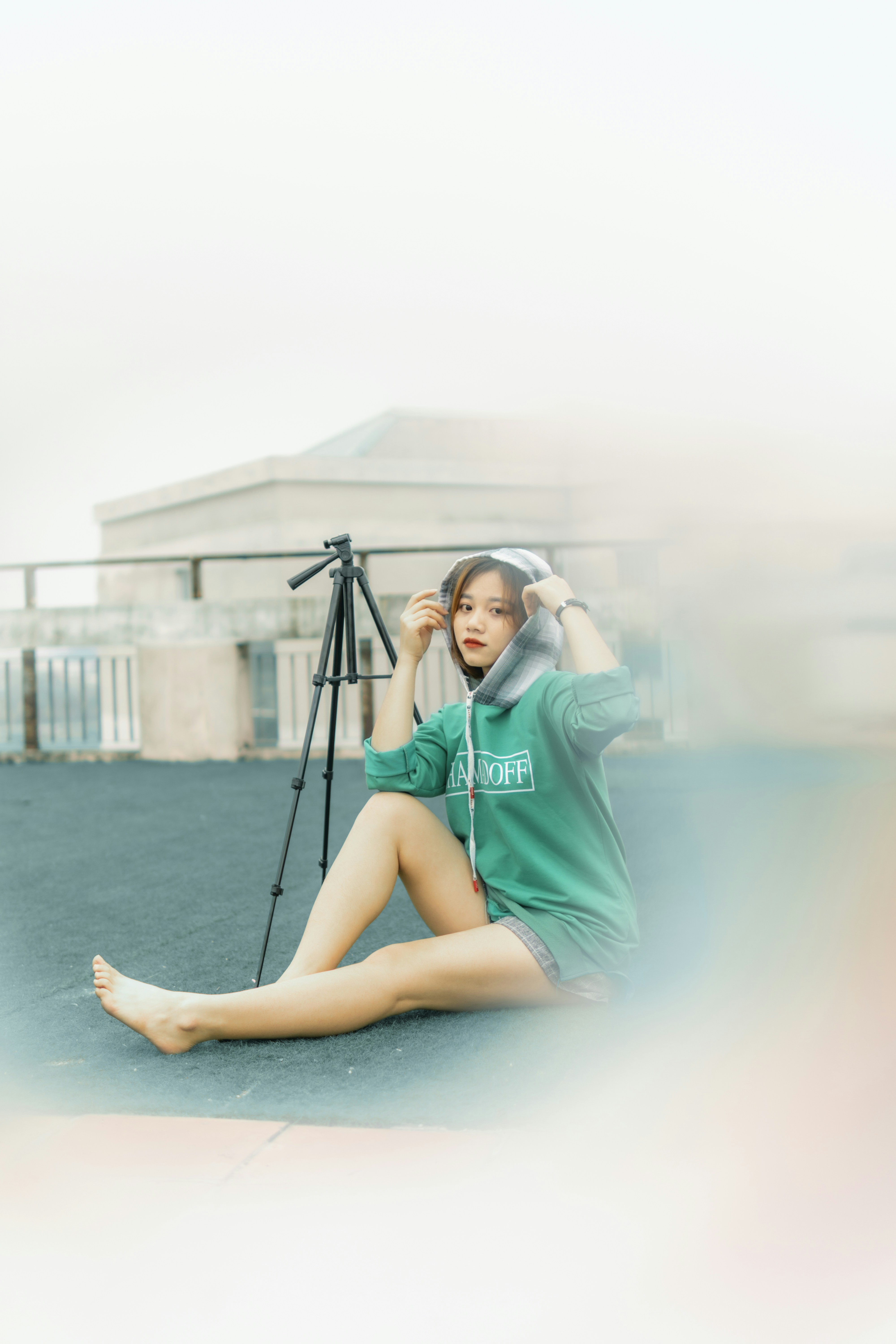 Wanita dengan kemeja teal duduk di lantai