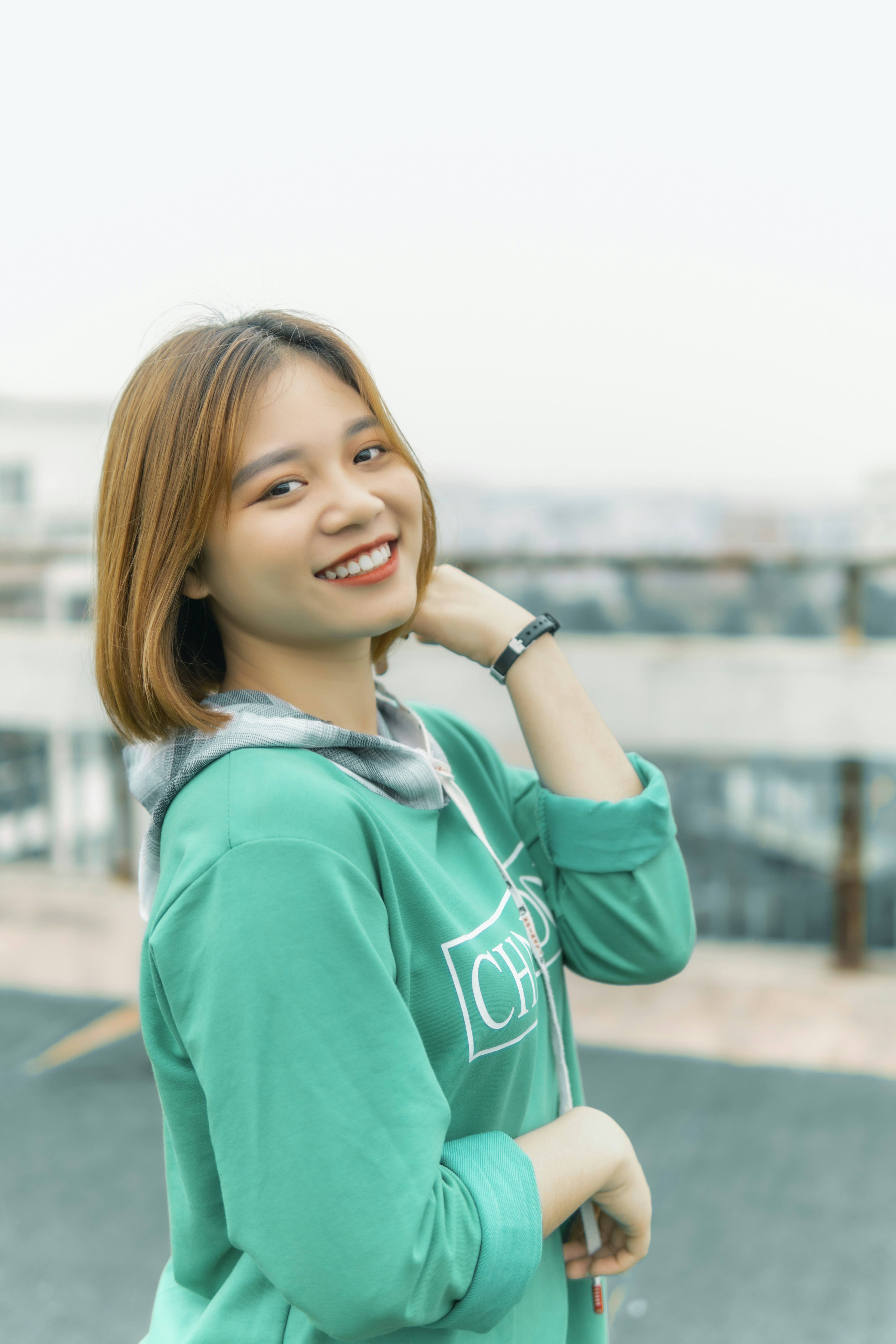 wanita dengan hoodie biru dan putih