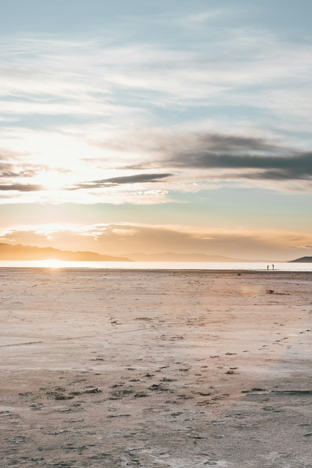 pessoas na praia durante o pôr do sol