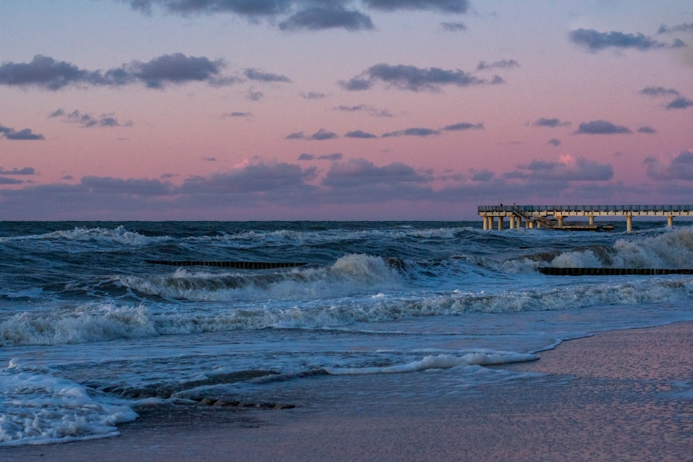 Onde del mare che si infrangono sulla riva durante il tramonto