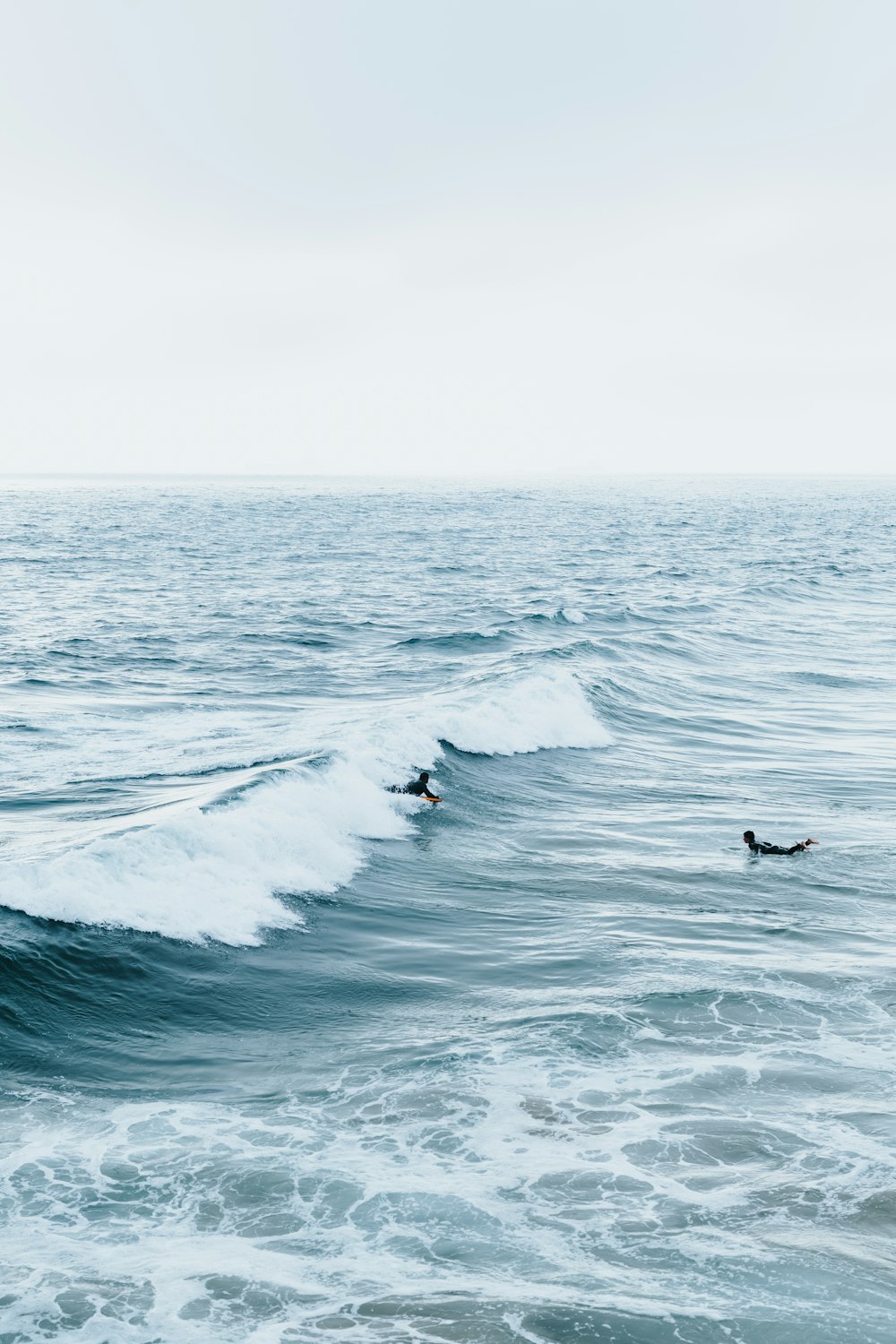 persona che fa surf sulle onde del mare durante il giorno