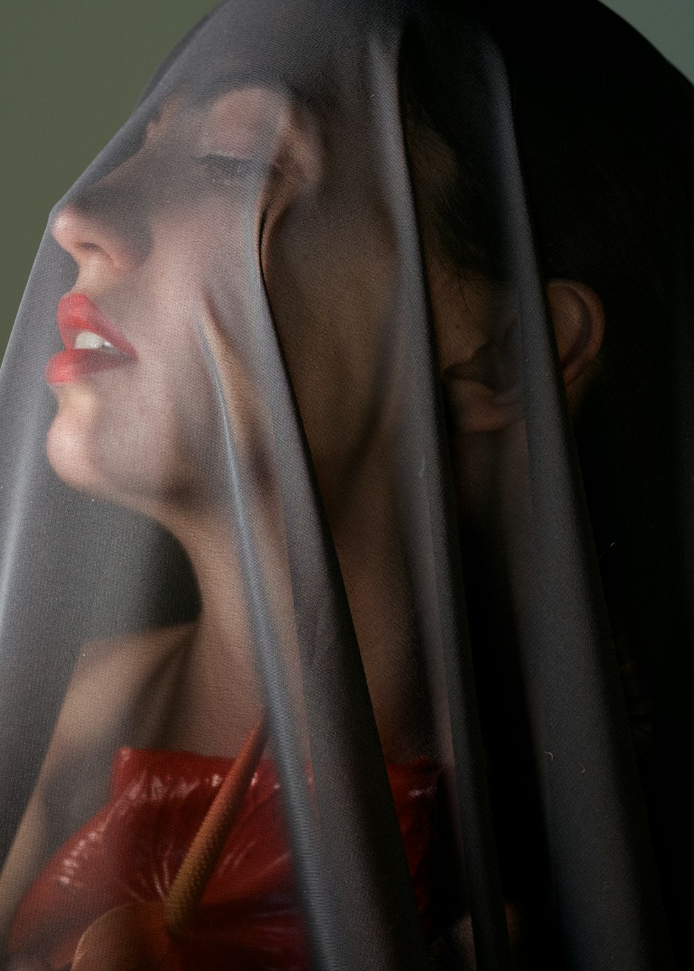 Mujer con camisa roja mirando a la ventana