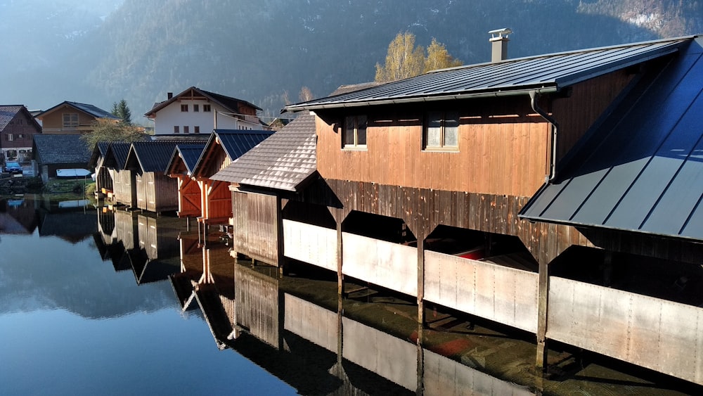 Casa de madera marrón junto al lago durante el día