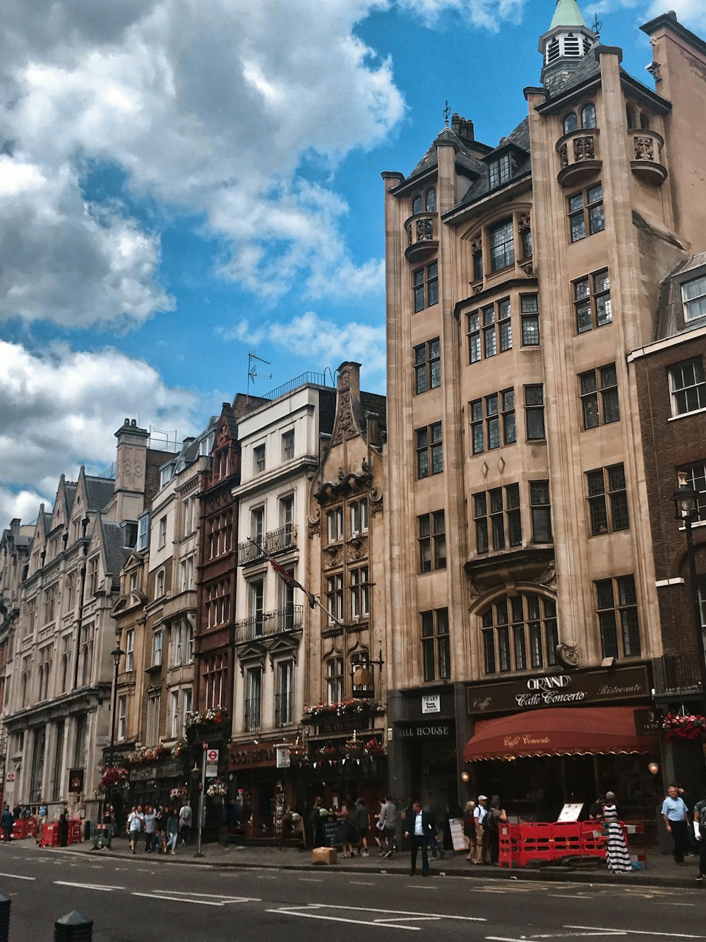 Braunes Betongebäude unter blauem Himmel tagsüber