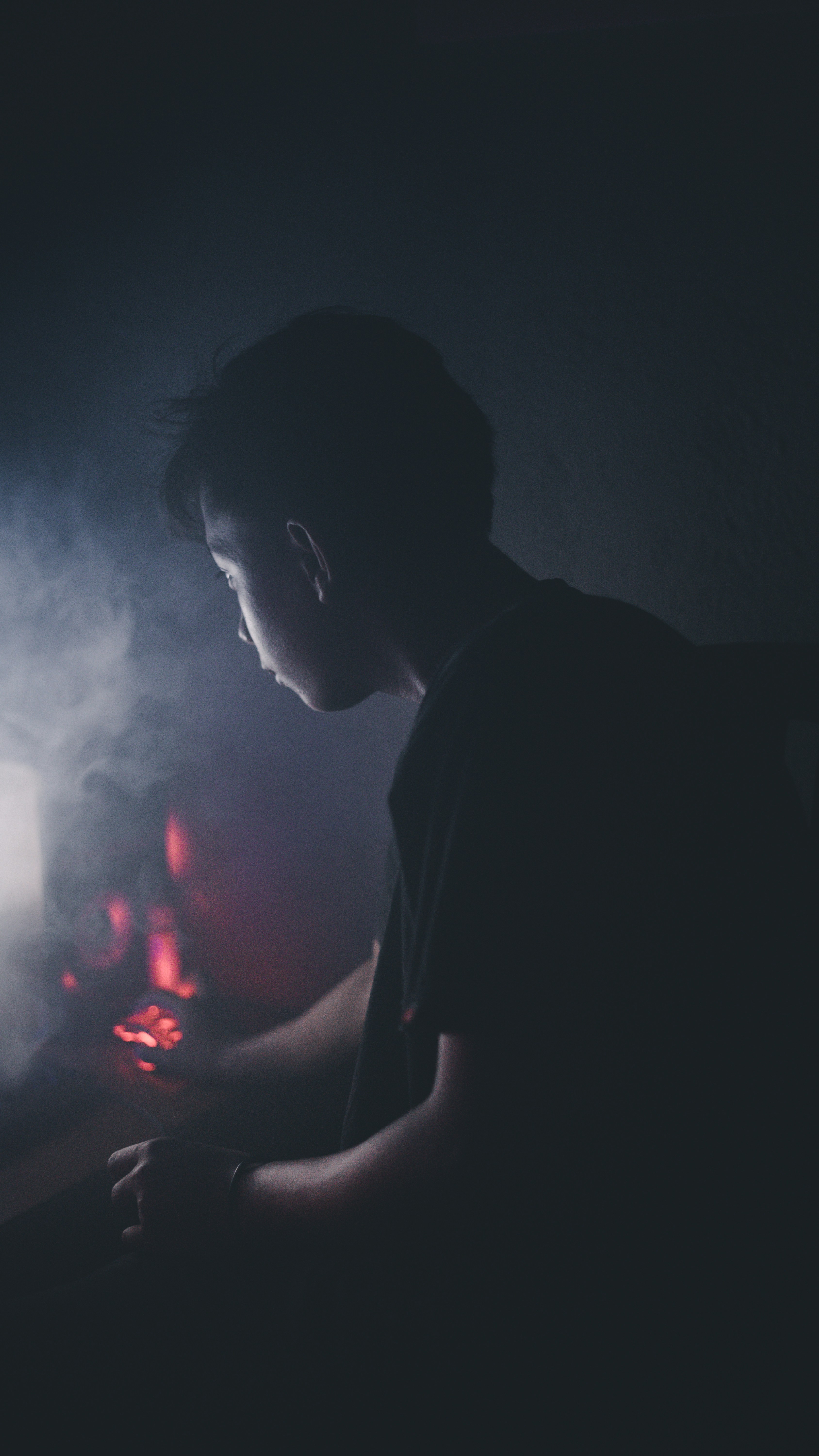 Mann in schwarzem Rundhals-T-Shirt rauchend