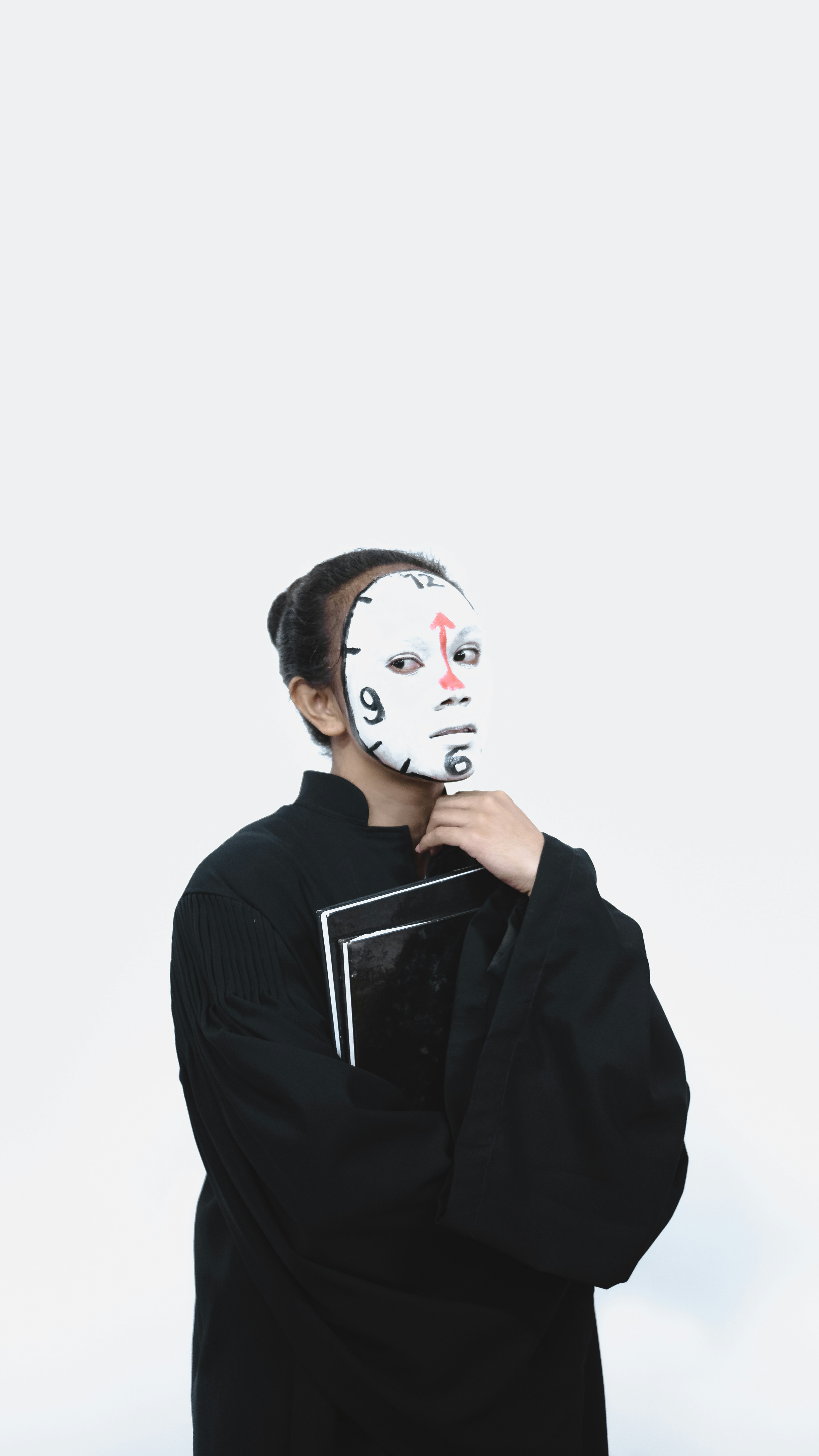 Frau in schwarzem Blazer mit weißer Gesichtsmaske