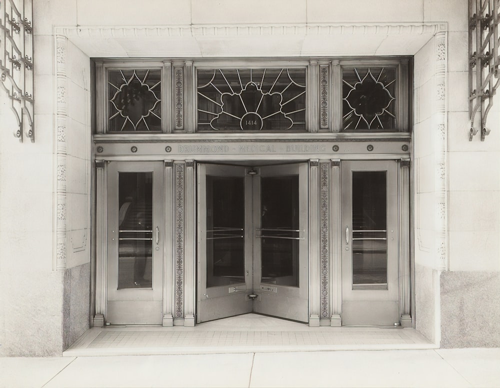 白い木枠のガラス窓