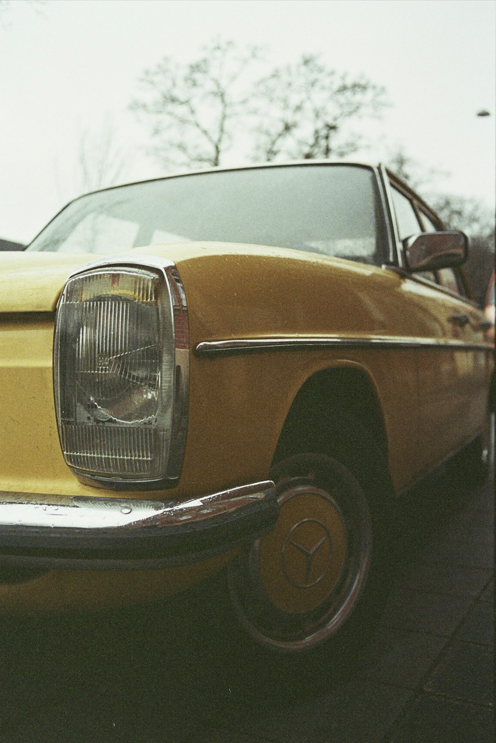 Coche amarillo y negro sobre pavimento gris