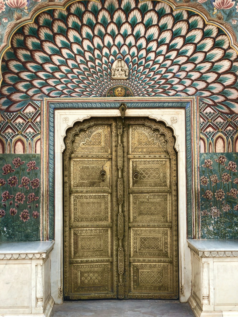 Puerta de madera marrón sobre pared de hormigón azul y marrón