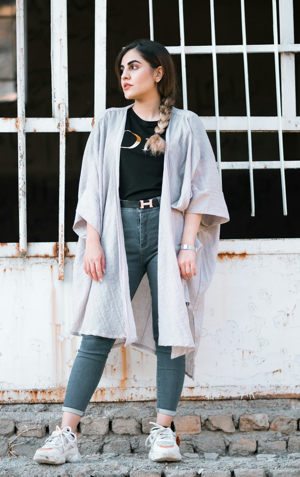 Foto Mujer en kimono blanco y azul de pie junto a la cerca de metal blanco  – Imagen Calzado gratis en Unsplash