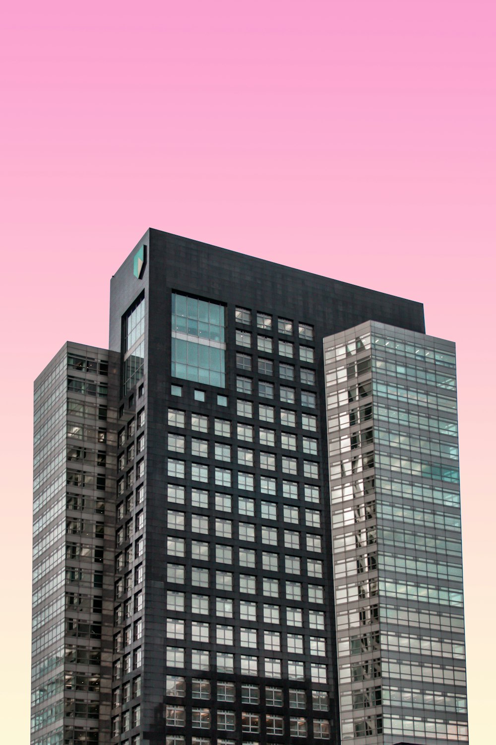 Edificio de hormigón blanco y negro