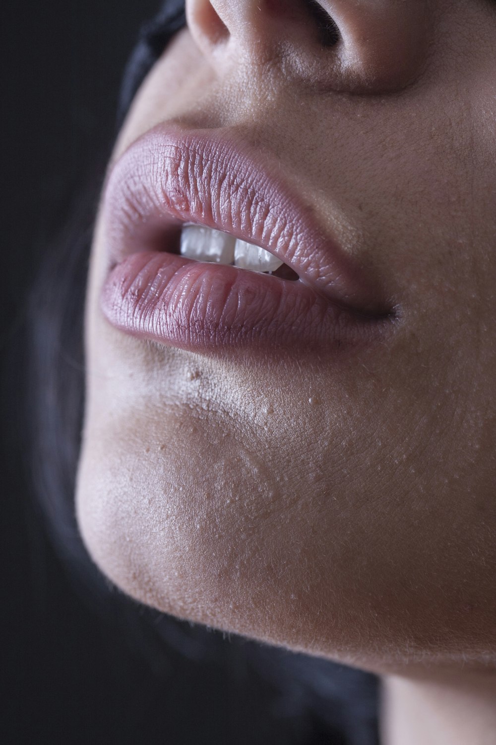 Person mit rotem Lippenstift und schwarzer Mascara