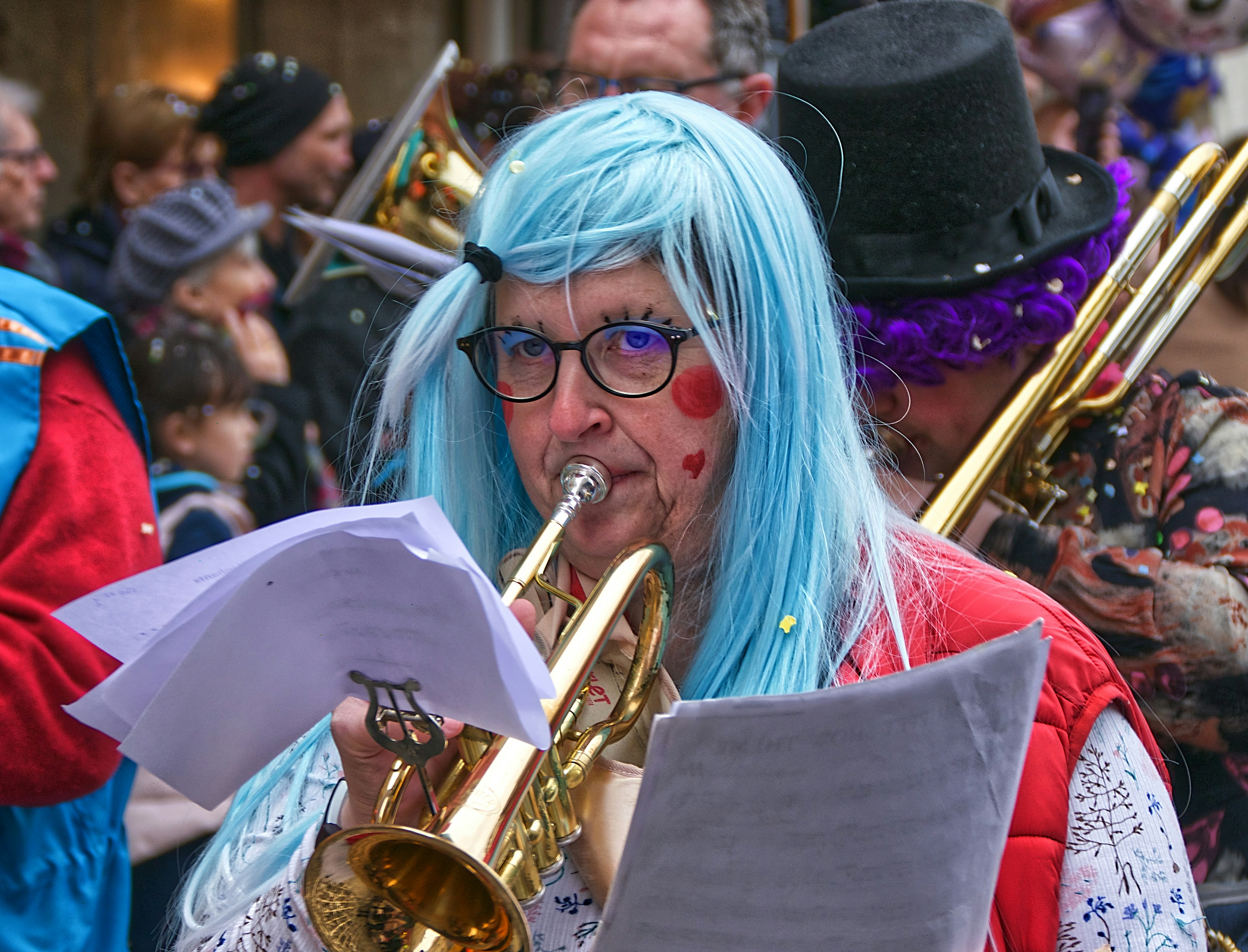 Trompettiste décoloré au carnaval de Lagny-sur-Marne 
