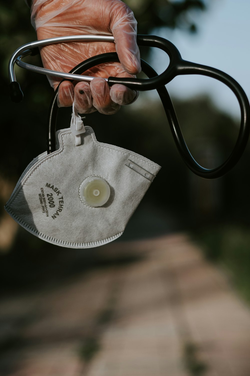 personne tenant un cintre noir et blanc avec une épingle à bouton ronde blanche et noire