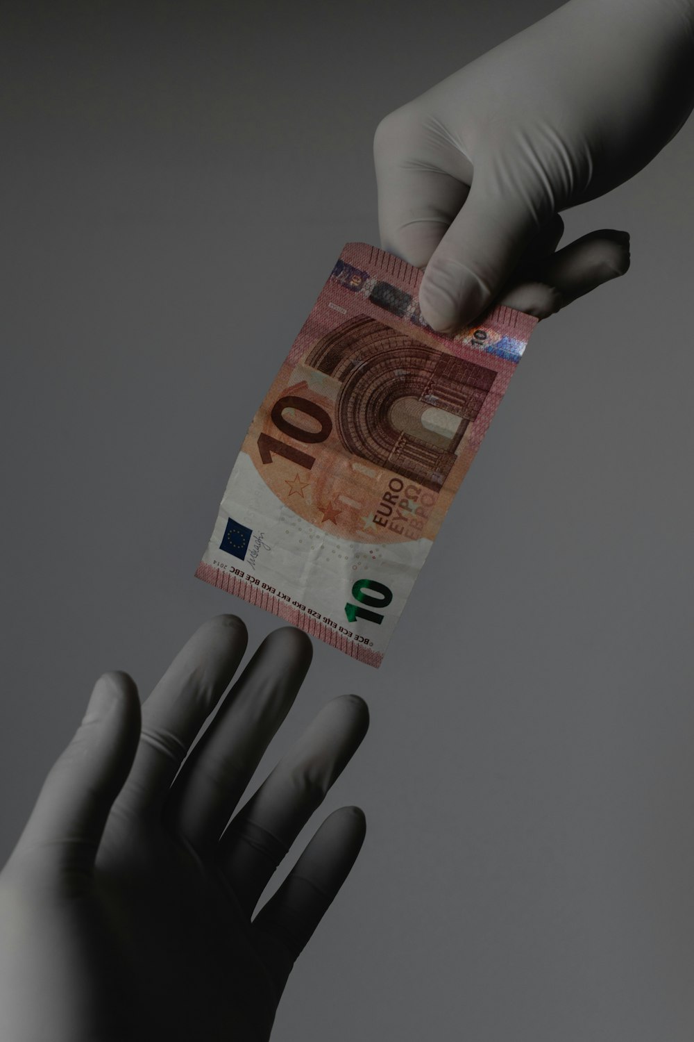 10 euro bill on persons hand