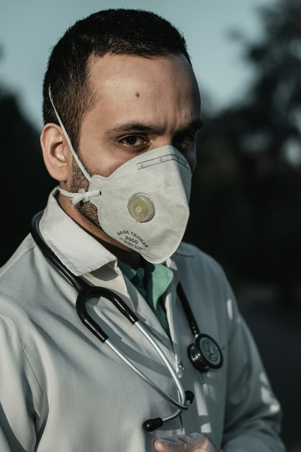 Medico che indossa una maschera