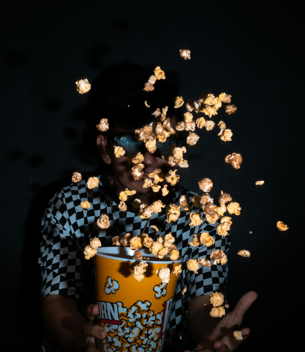 Frau in blau-weißem Polka-Dot-Shirt mit gelbem Keramikbecher