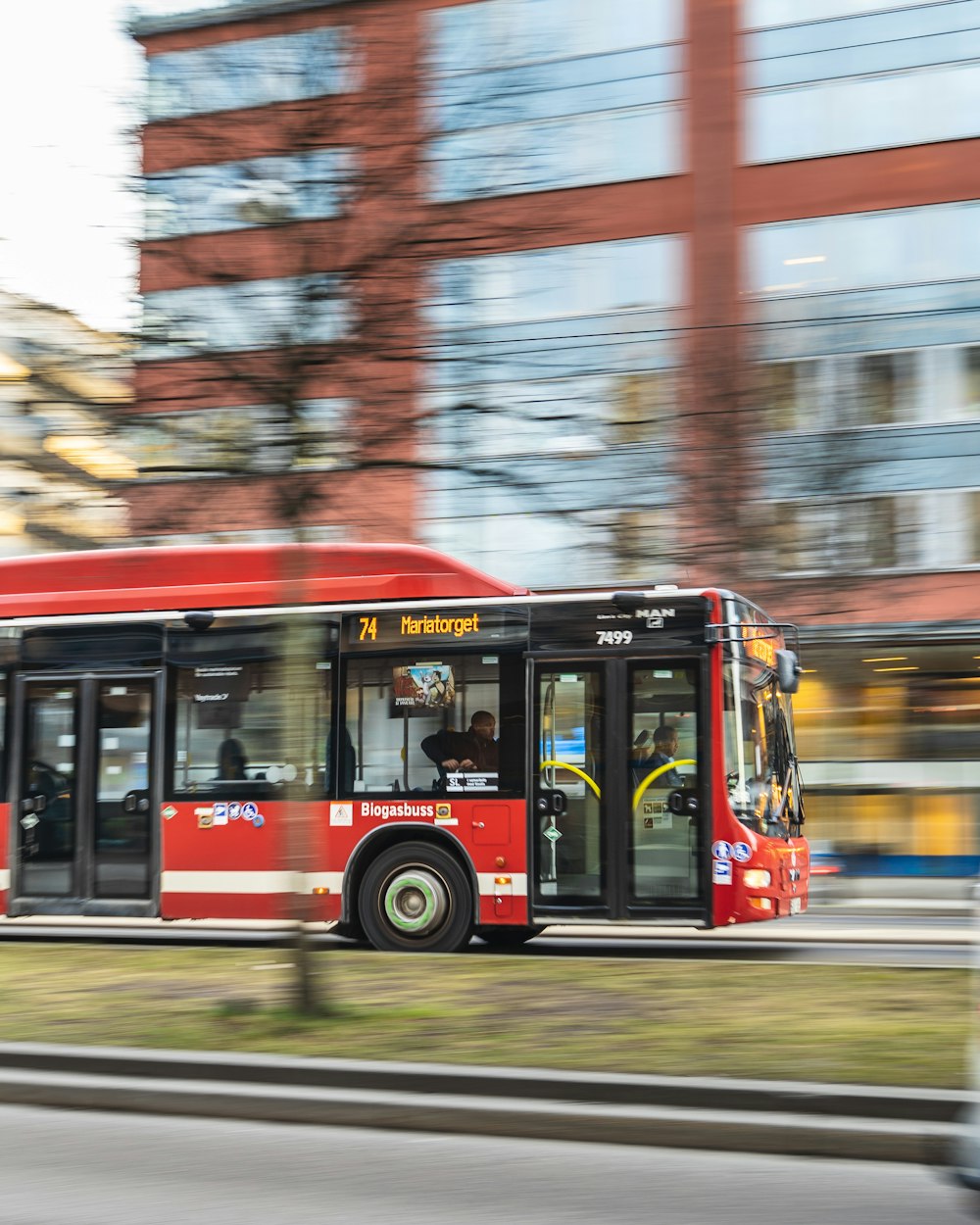 Roter Doppeldeckerbus tagsüber unterwegs